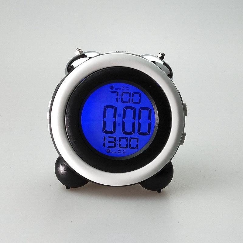 【この商品には電池は付属しておりませんので、別途お買い求めください。】デジタル式表示：12時間（AM/PM)・24時間表示、日付表示付き、静音、大文字表示で読みやすいLEDバックライト付き、夜中でも時